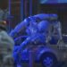 Un robot schiaccia un'automobile mentre si dirige verso i due protagonisti del videogioco Pragmata