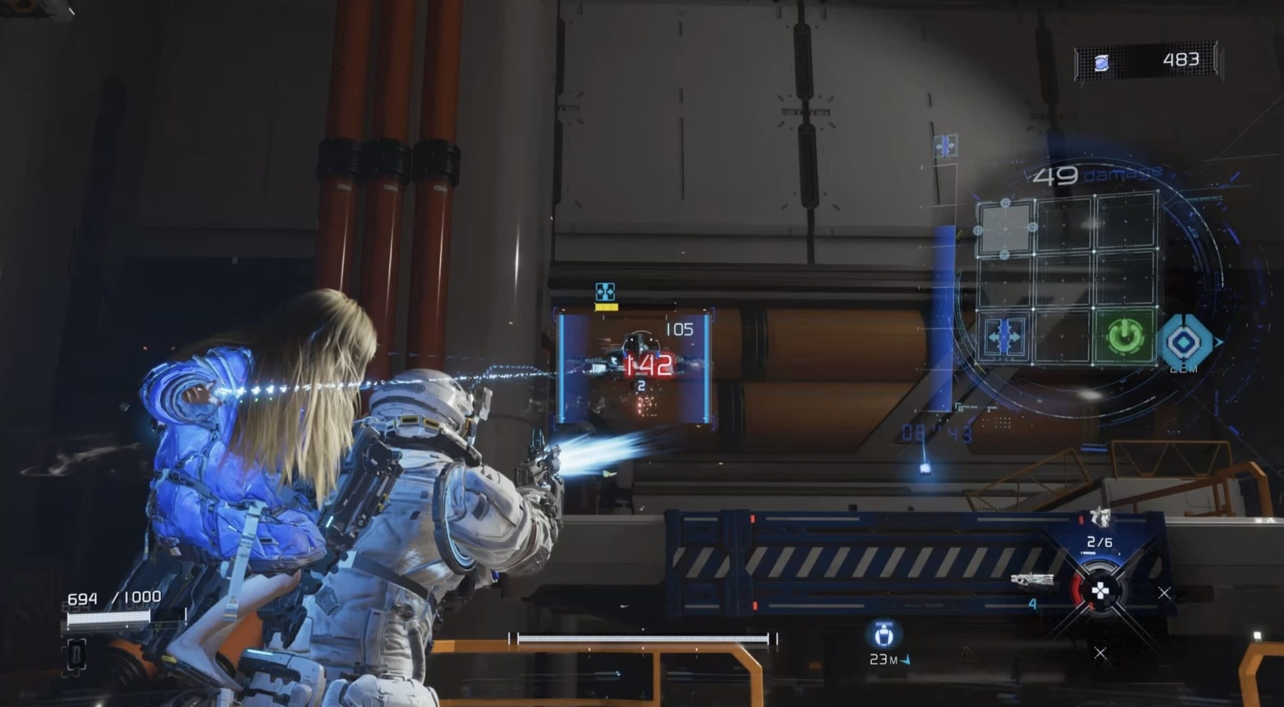 I due protagonisti del videogioco Pragmata attivano la fase di hacking del gioco mentre uno dei due punta l'arma