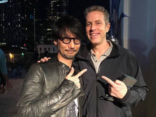 Hideo Kojima e Geoff Keighley posano insieme abbracciati