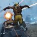 Il supereroe Wolverine salta su una camionetta in corsa che lo sta sparando con la torretta montata sopra il veicolo nel videogioco omonimo.