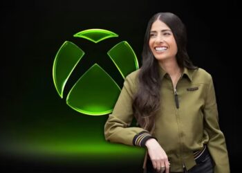 Il CEO di Xbox Asha Sharma rappresentata di fianco al nuovo logo Xbox di un verde brillante